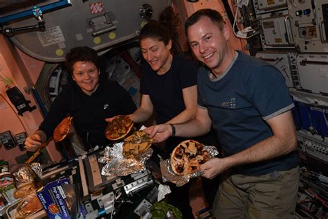 ベースフード 掲示板 - もしピザが空を飛べたら、宇宙ステーションでも食べられるのか？