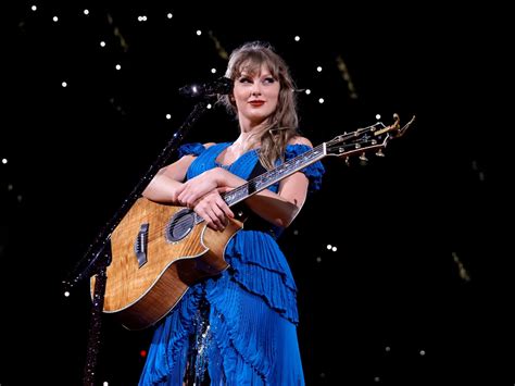 What kind of guitar does Taylor Swift play, and how does it influence her songwriting process?